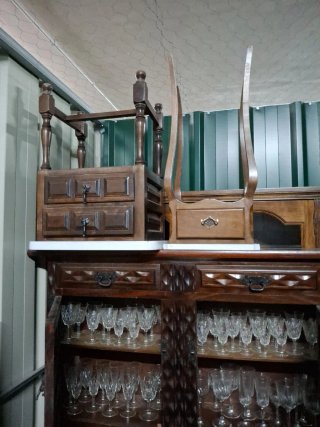 Mueble de madera y cristal