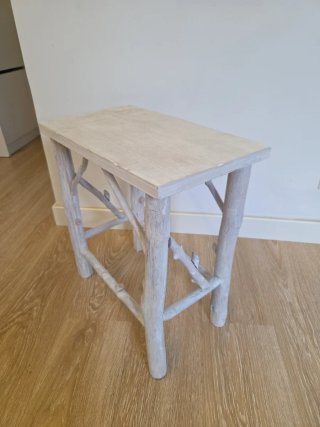 Mesita auxiliar rústica de madera