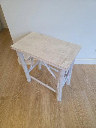 Mesita auxiliar rústica de madera