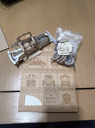 Puzzle 3D Coche Madera Rolife a medio terminar