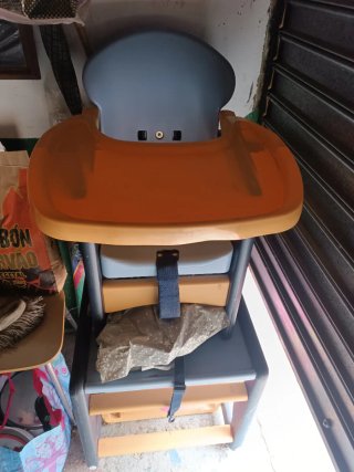 Trona de bebé convertible en mesa