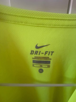 Camiseta deportiva Nike amarilla
