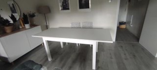 Mesa y sillas de comedor blancas
