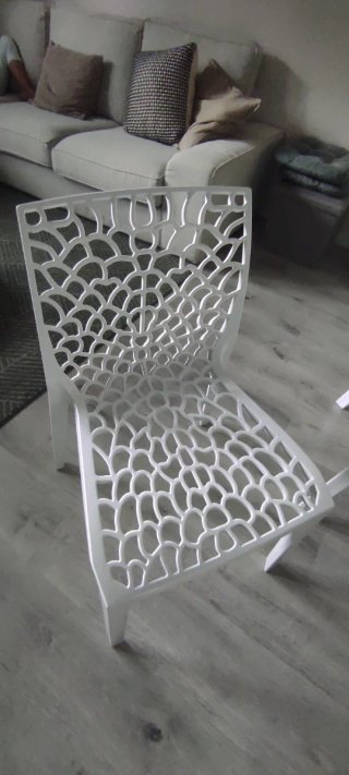 Mesa y sillas de comedor blancas