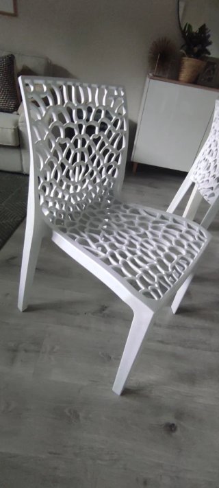 Mesa y sillas de comedor blancas