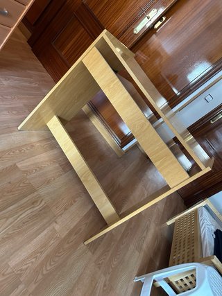 Escritorio de madera marrón