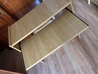 Escritorio de madera marrón