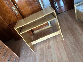 Escritorio de madera marrón