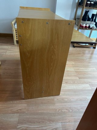 Escritorio de madera marrón