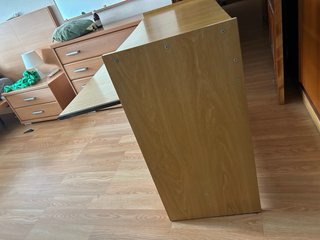 Escritorio de madera marrón