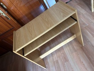 Escritorio de madera marrón