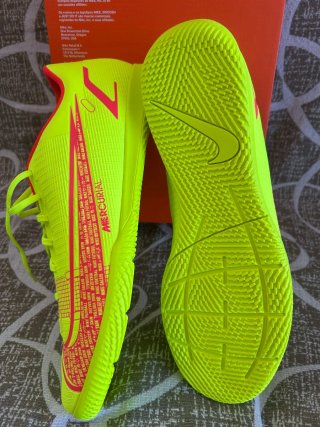 Botas de fútbol talla 47 EUR - 11.5 UK.