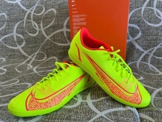 Botas de fútbol talla 47 EUR - 11.5 UK.