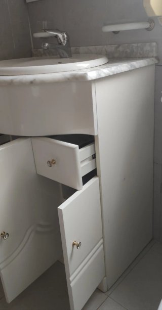 Mueble de baño con lavabo y espejo