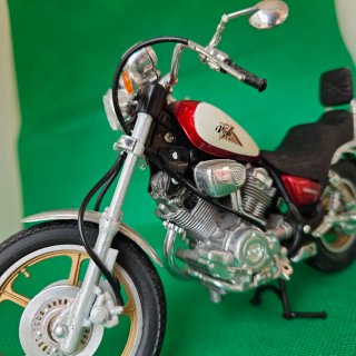 Moto Yamaha XV1100 de juguete escala 1:10 aprox.