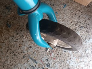 Bicicleta de equilibrio azul,regalo baúl de mimbre
