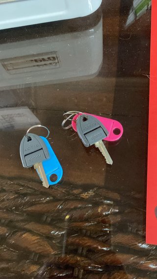 Armario de madera con 2 llaves