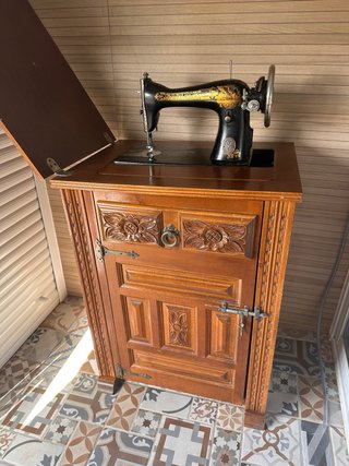 Máquina de coser Singer de 1920 con mueble.