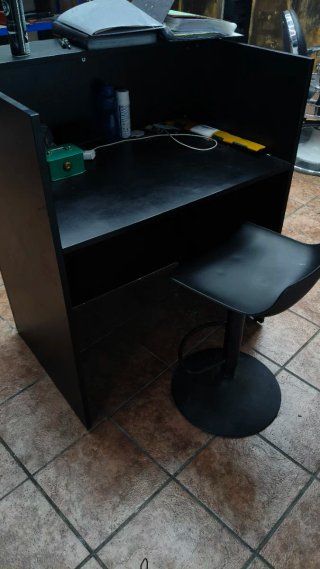 Mostrador de recepción negro