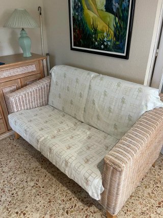 Sofá de mimbre y tela beige