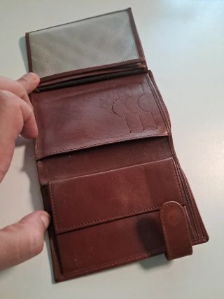 Cartera de piel marrón marca blanca