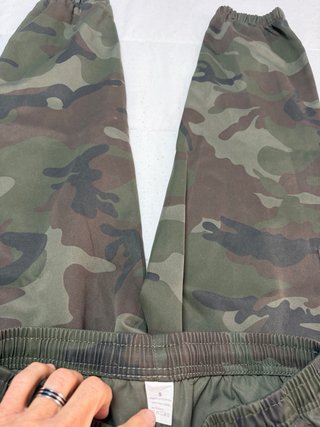 Pantalón cargo camuflaje multibolsillo