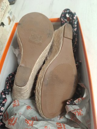 Sandalias cuña atadas floral negro rosa