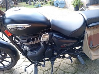 Moto Royal Enfield Negra Meteor 350cc.