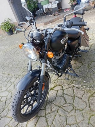 Moto Royal Enfield Negra Meteor 350cc.