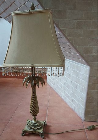 Lámpara de mesa dorada con flecos de cristal