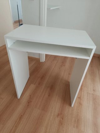 Mesita blanca de madera