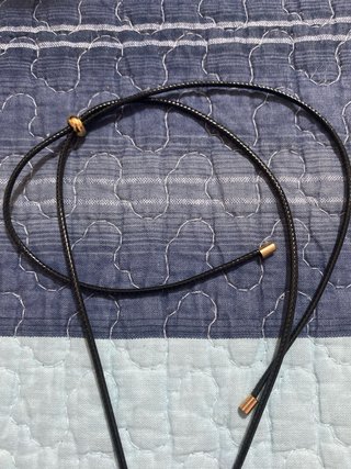Collana con ciondolo fiocco dorato