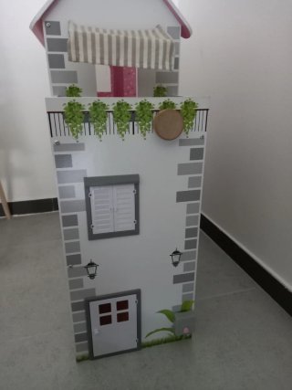 Casa de muñecas de madera con accesorios