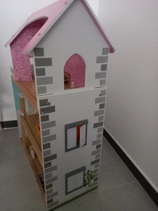 Casa de muñecas de madera con accesorios