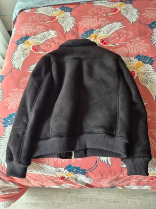 Chaqueta negra con cuello de pelo