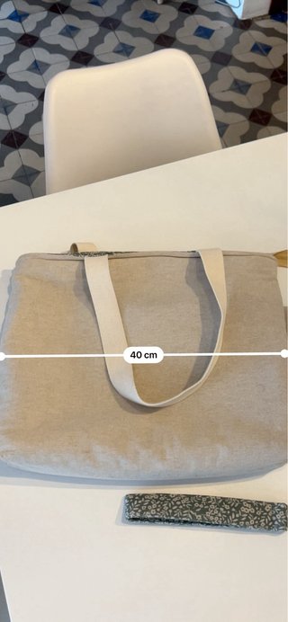 Bolso tote y neceser beige con estampado floral