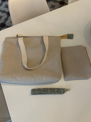 Bolso tote y neceser beige con estampado floral