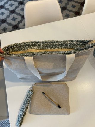 Bolso tote y neceser beige con estampado floral