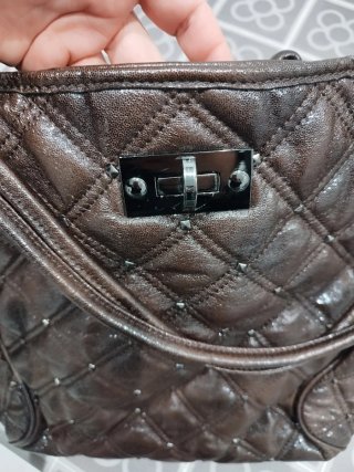 Bolso marrón acolchado con tachuelas