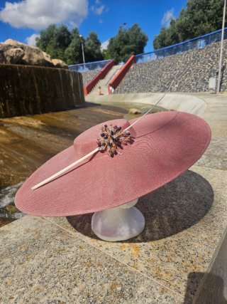 Pamela sombrero rosa y pedrería