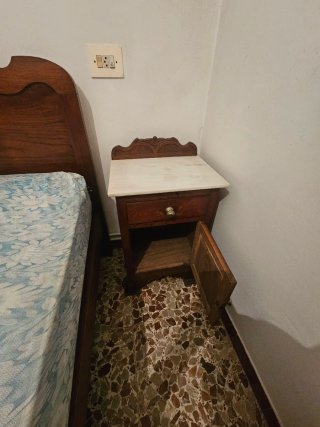 Habitación individual antigua de madera