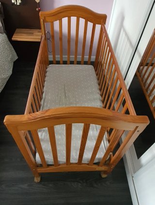 Cuna de madera con colchón