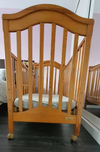 Cuna de madera con colchón