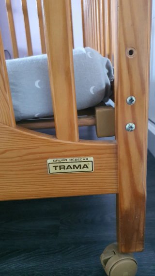 Cuna de madera con colchón