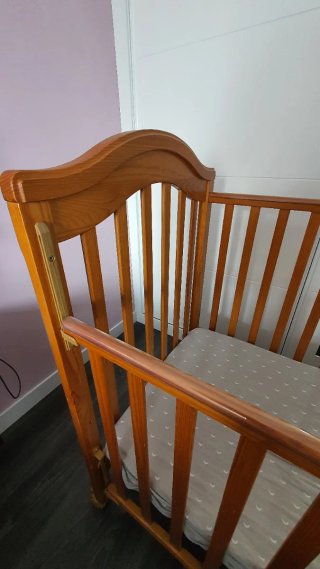 Cuna de madera con colchón