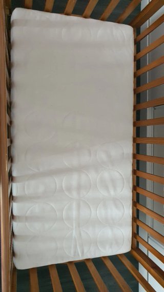 Cuna de madera con colchón