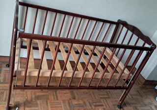 Cuna de madera oscura