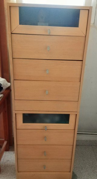Cajoneras de madera con detalles de cristal.