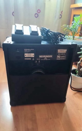 Amplificador Behringer LX110 con pedalera