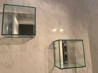 Lavabo cristal, mueble bajo, espejo, cubos pared.